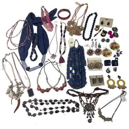 Important lot de bijoux fantaisie dans les...