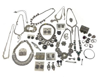 Important lot de bijoux fantaisie sertis...