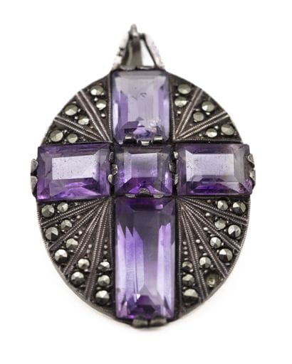 Pendentif en argent de forme ovale formant...