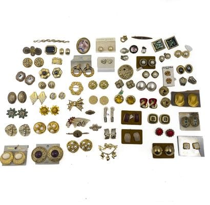 Important lot de bijoux fantaisie dorés comprenant...