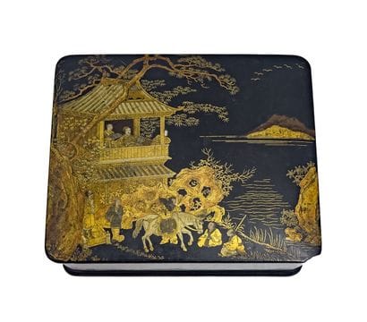 Boite rectangulaire laqué noire, le couvercle...