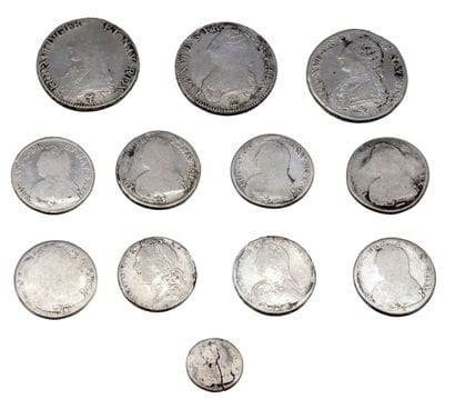 Lot de 12 pièces en argent comprenant : 
-...
