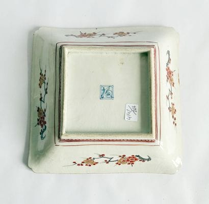 JAPON 
Coupe de section carrée en porcelaine...