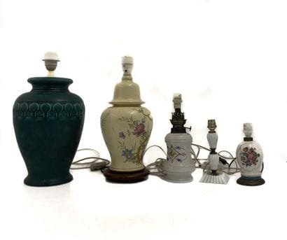 Lot de VERRERIES comprenant : 
- 5 vases...