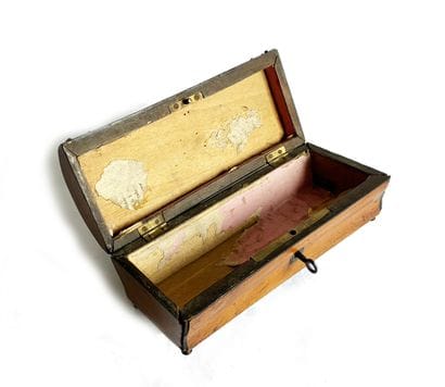 Petit coffret à bijoux en forme de malle...