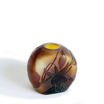 GALLE
Small, spherical vase with flat sides,...