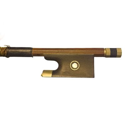Archet de violon. 
Porte une signature 