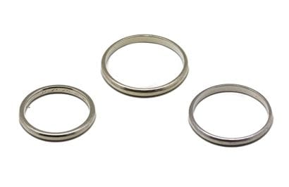 Trois alliances en or gris (18K/750) uni
T.D...
