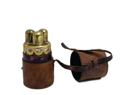 Trois flacons de parfum de voyages en verre...