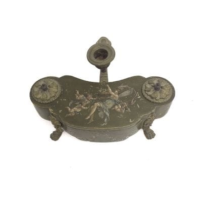 Encrier en bois, à décor peint de putti et...