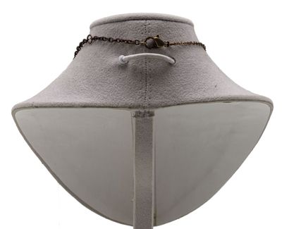 SWAROVSKI et divers
Trois bijoux en métal...