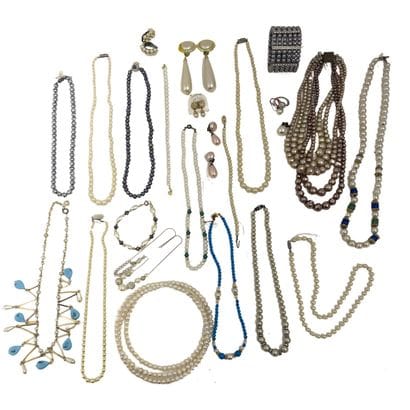 Important lot de colliers, bracelets, boucles...