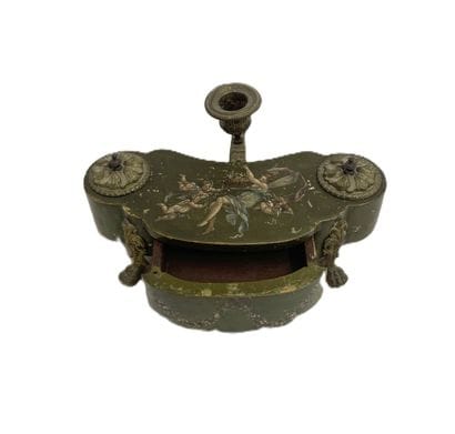 Encrier en bois, à décor peint de putti et...