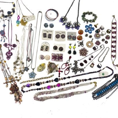 Important lot de bijoux fantaisie divers...