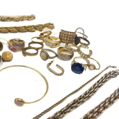 Important lot de bijoux fantaisie dans les...