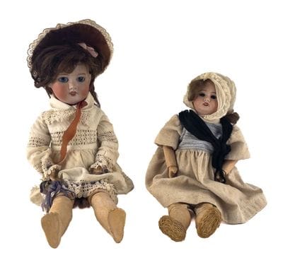 S.F.B.J, 
Deux poupées têtes en porcelaine...