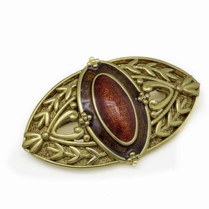 LERITZ 
Broche en métal doré, à décor en...