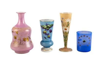Lot de 4 opalines à décor peint de fleurs...