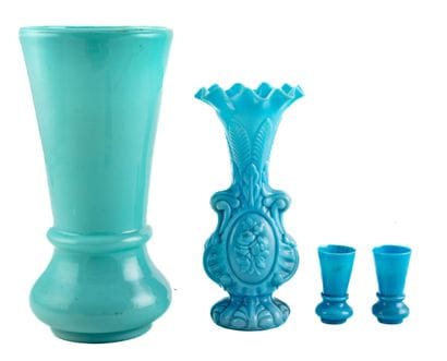 Lot comprenant 4 vases en opaline bleue :
-...