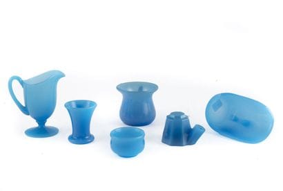 Lot de petits objets en opaline bleue dont...