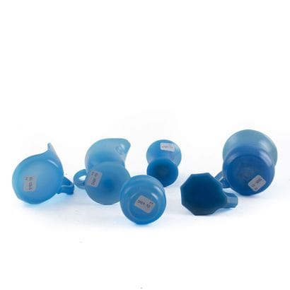 Lot de petits objets en opaline bleue dont...