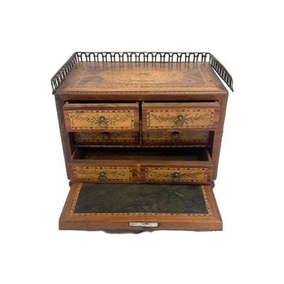 Petit cabinet de maîtrise formant secrétaire...