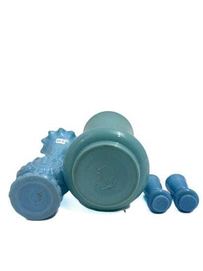 Lot comprenant 4 vases en opaline bleue :
-...
