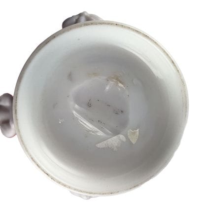 Pot couvert en opaline, le piètement blanc,...
