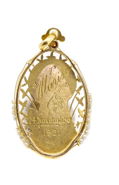 Médaille en or jaune 18 K (750/1000) représentant...