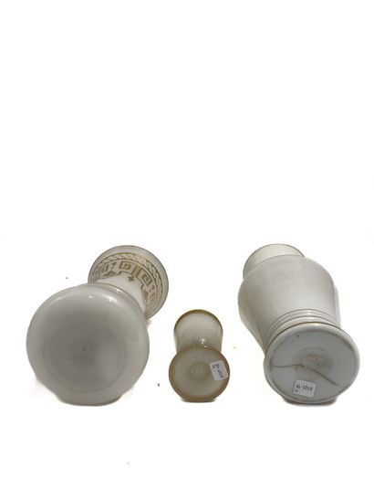 Lot d'opalines blanches comprenant 1 paire...