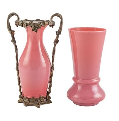 Lot de 2 vases en opaline rose comprenant...