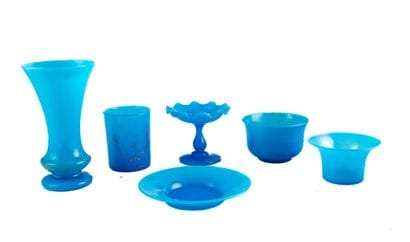 Lot comprenant 6 pièces en opaline bleue...