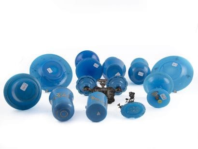 Lot d'opalines bleues comprenant 2 vases...