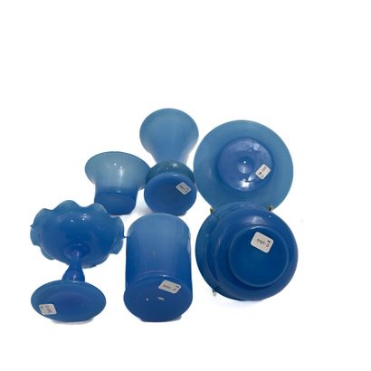 Lot comprenant 6 pièces en opaline bleue...