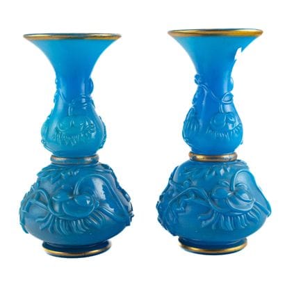 Paire de grands vases balustres en opaline...