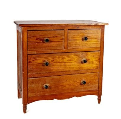 Commode en bois naturel à quatre tiroirs...