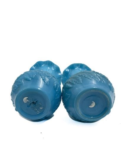 Paire de vases balustres en opaline bleue,...