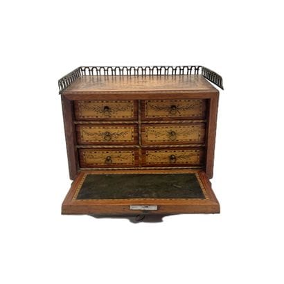 Petit cabinet de maîtrise formant secrétaire...