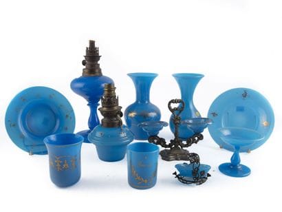 Lot d'opalines bleues comprenant 2 vases...