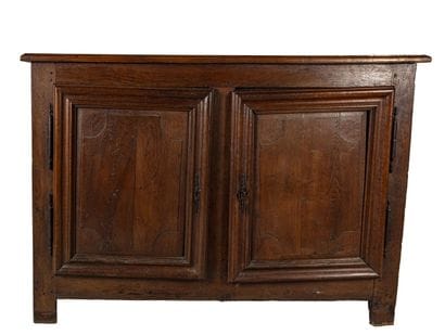 Buffet en chêne ouvrant par deux vantaux...