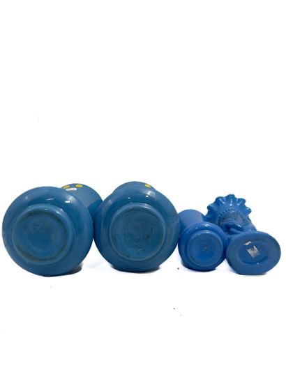 Lot comprenant 4 vases en opaline bleue :
-...