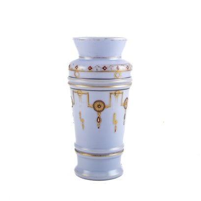 Vase balustre en opaline lilas à décor de...