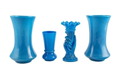 Lot comprenant 4 vases en opaline bleue :
-...