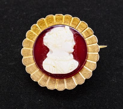 Broche camée circulaire sur cornaline ornée...