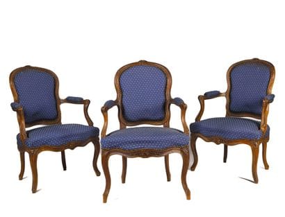 Suite de 3 fauteuils cabriolet en bois naturel...