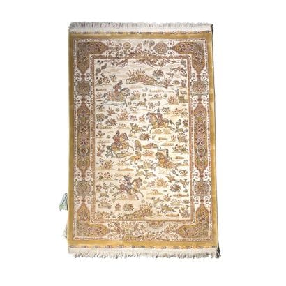 Tapis Persan en soie à décor d'une scène...