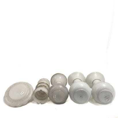 Lot d'opalines blanches comprenant 1 paire...