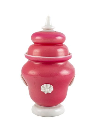 Pot couvert en opaline, le piètement blanc,...