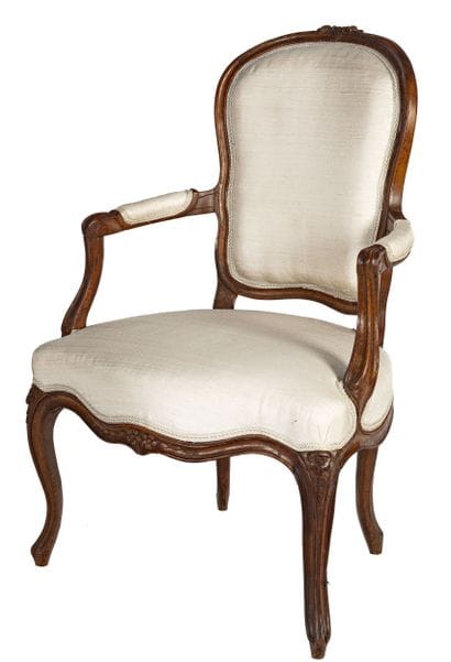 Fauteuil cabriolet en bois naturel mouluré...