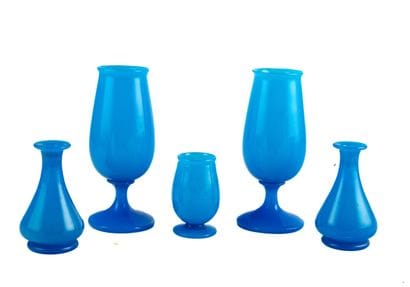 Lot de 5 vases en opaline bleue comprenant...